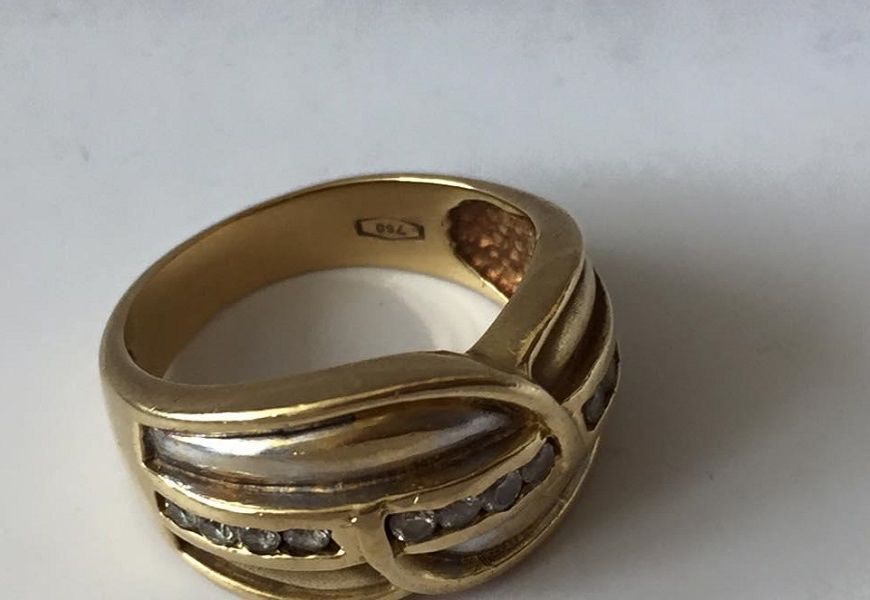750 gold ring with diamonds