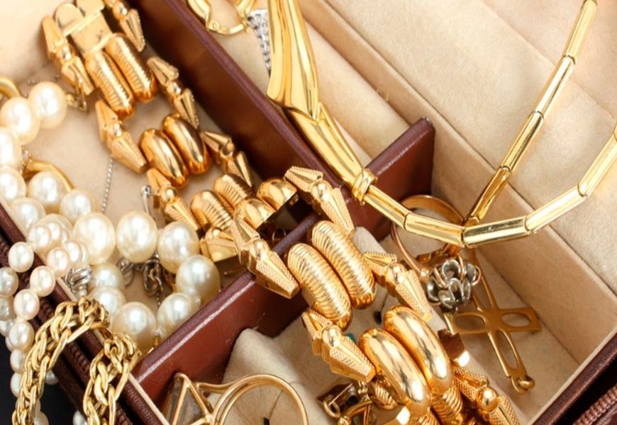 Application of the therapeutic properties of gold.