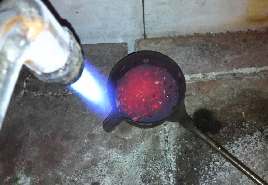 Плавление серебра на газовой горелке